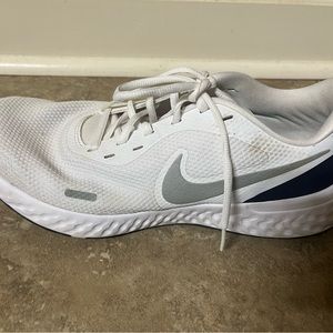 NIKE Men’s Sz 10, White and Grey Revolution